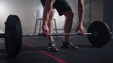 Cámara-Lenta:-Levantador-De-Pesas-Masculino-Preparándose-Para-Entrenar-En-El-Gimnasio.-Hombre-Gritando-Levantando-Pesas