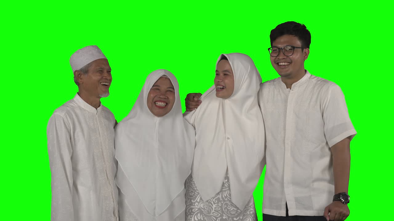 즐거운 무슬림 가족이 서로 포옹하고 있습니다.