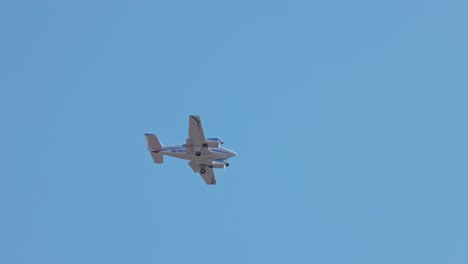 toma de seguimiento de volar dos aviones de hélice contra el cielo azul y la luz del sol