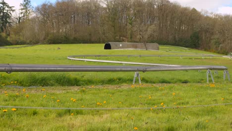 La-Pista-De-Una-Pista-De-Trineo-De-Verano-Para-Un-Trineo-Tipo-Bobsleigh-Recorre-Los-Prados