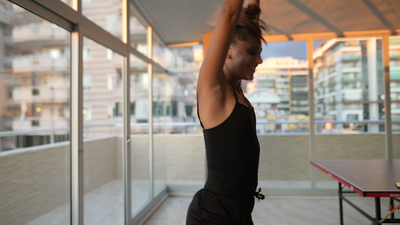 아파트에서 흥분해서 춤을 추는 여자