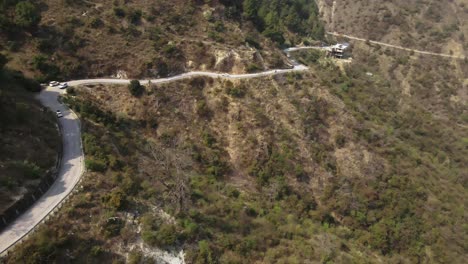 vista aérea de la carretera de montaña estrecha en himachal pradesh, india, destino de montaña de viaje