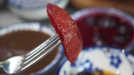 desayuno turco con carne y salsas