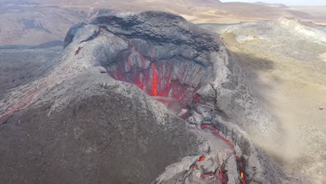 vista aérea de drones del cráter del volcán activo volcán fagradalsfjall en la península de reykjanes en islandia