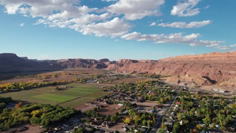 panorámica a la izquierda toma de dron del extremo norte de la ciudad de moab, utah en un buen día