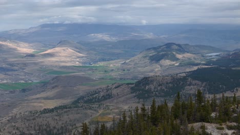 Beobachten-Der-Landschaft-Von-Ashcroft,-British-Columbia-Vom-Himmel-Aus:-Unberührte-Wälder-Und-Halbtrockene-Wüstenumgebung-An-Einem-Bewölkten-Tag