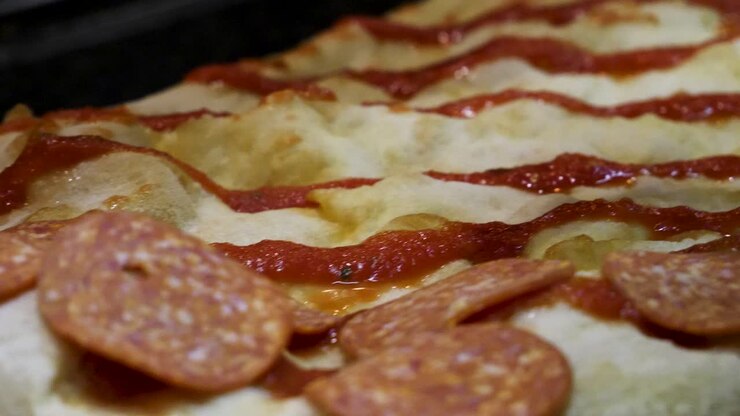 Pizza al salame piccante nel forno
