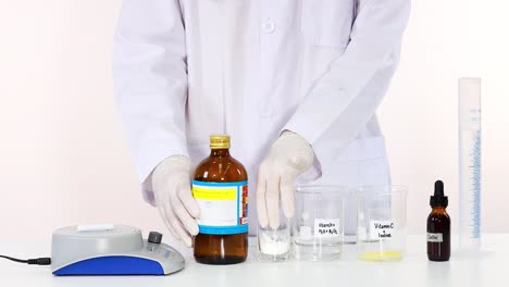 científico preparando cuidadosamente productos químicos para un experimento de laboratorio