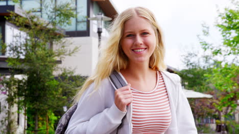 Porträt-Einer-Gymnasiastin-Vor-College-Gebäuden,-Aufgenommen-In-Zeitlupe