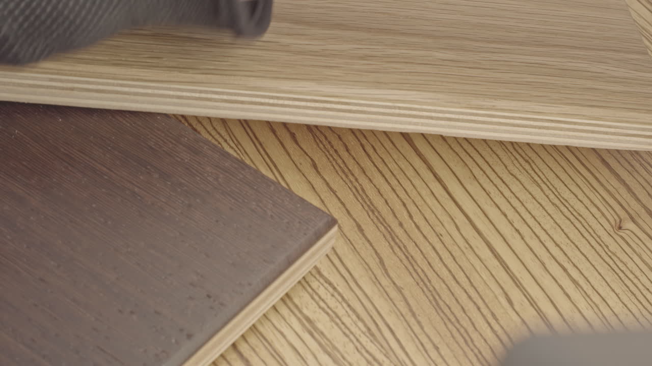 목수 crafter 매끄럽고 모래 나무 장갑 손으로 가장자리를 느끼는