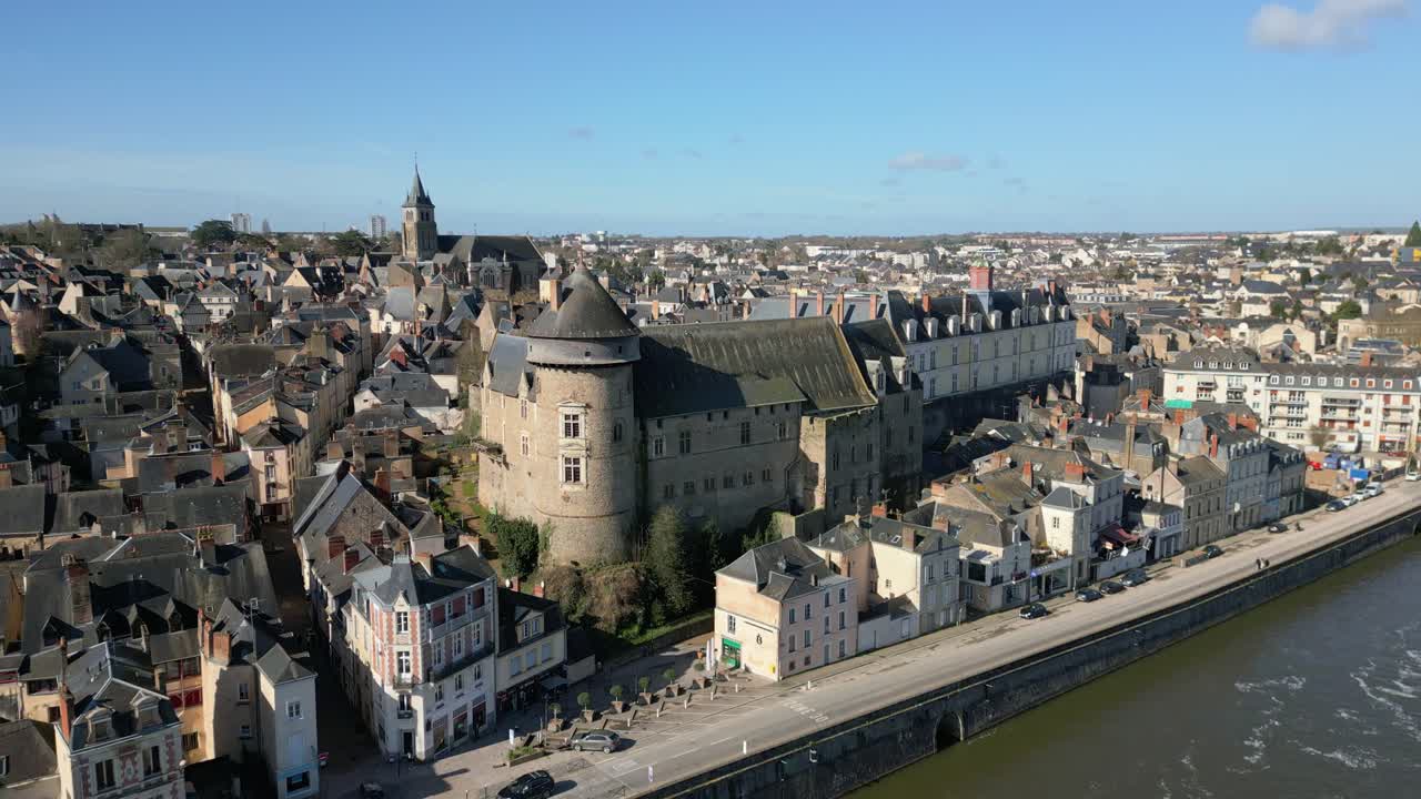 Castello di Laval lungo il fiume Mayenne, Francia