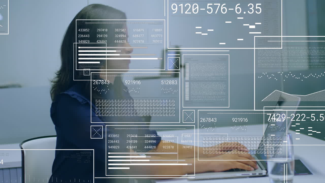 animación del procesamiento de datos financieros sobre una mujer de negocios biracial que usa una computadora portátil en la oficina