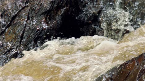 Isoliertes-Flusswasser,-Das-Zwischen-Felsen-Fließt---Brasilien,-Das-Unter-Dürrezeitlupe-Leidet