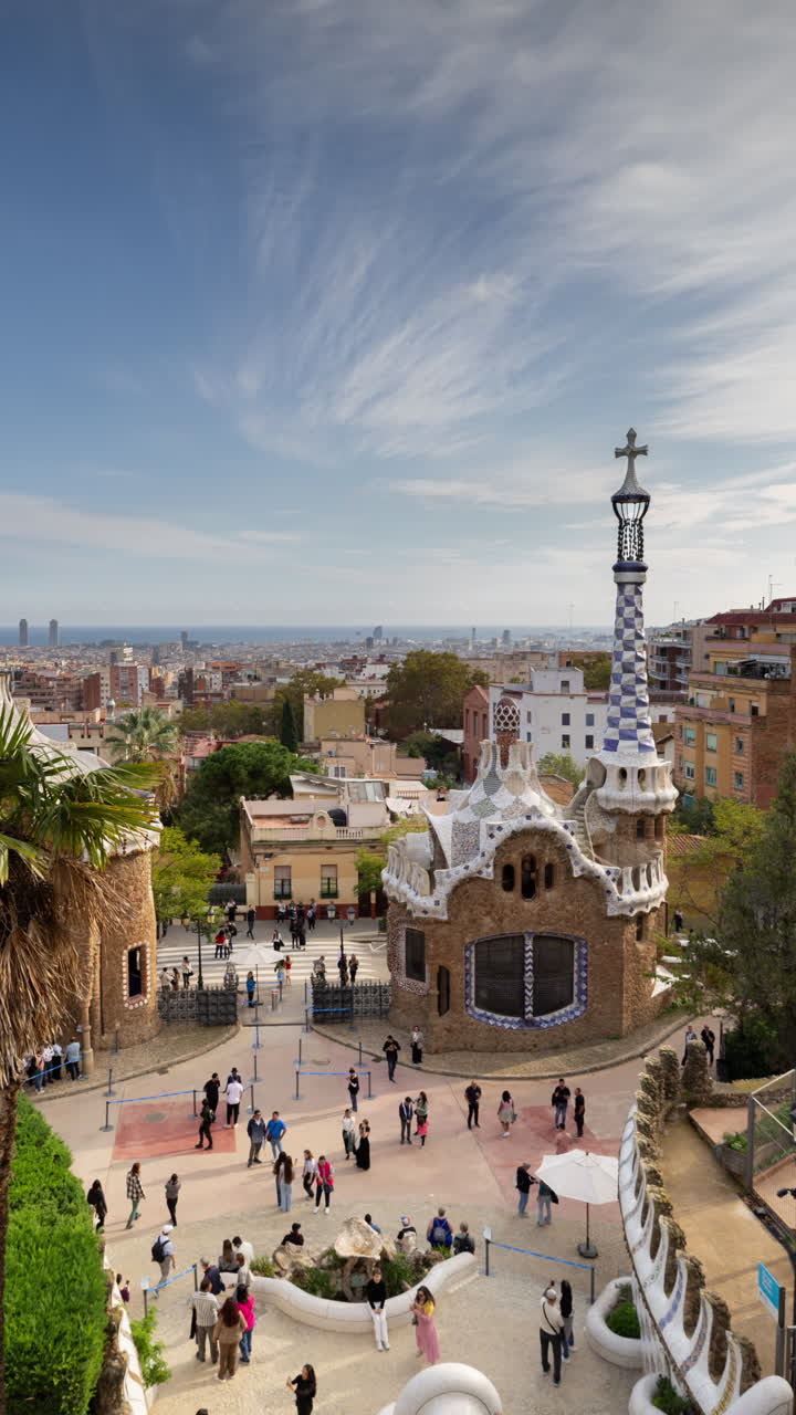 바르셀로나 스카이 라인의 타임 스 (timelapse of the barcelona skyline) 는 파크  (parc guell) 에서 수직으로 찍은 사진이다.