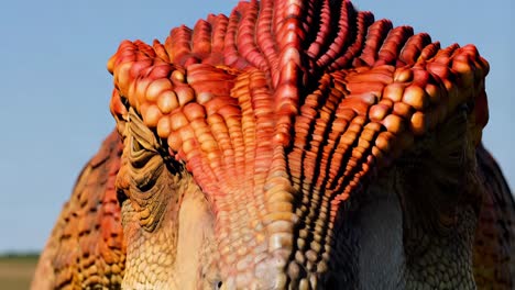 primer plano de la cabeza de una escultura de dinosaurio