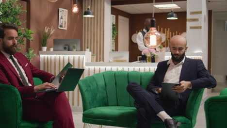 asociados se reúnen en un viaje de negocios