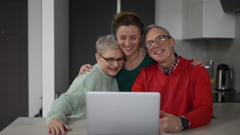 Hija-Y-Padres-Mayores-Juntos-Uniéndose-Frente-A-La-Computadora-Portátil