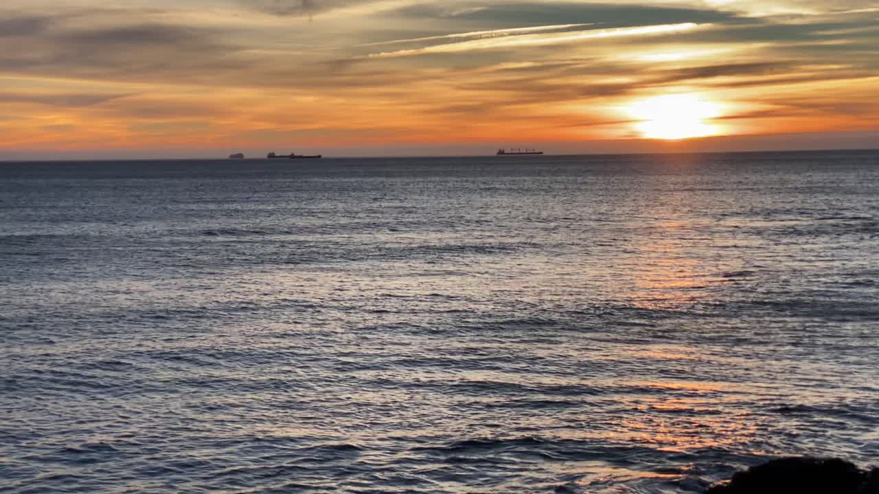 화창한 날 주황색 하늘과 함께 극적인 일몰의 넓은 전망