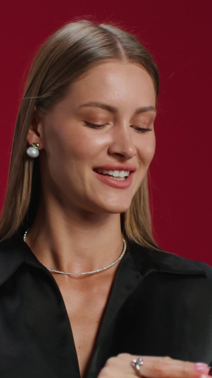 mujer aplicando maquillaje