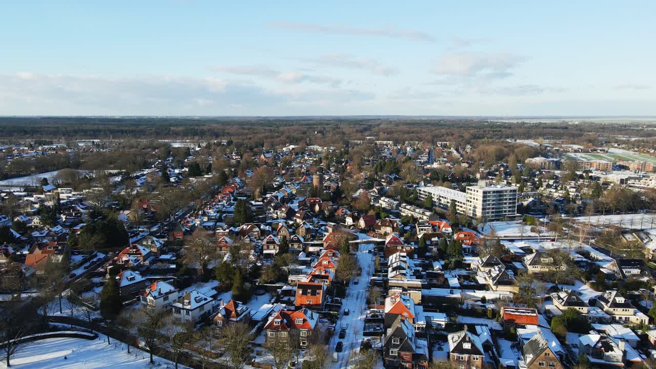 드론이 아름다운 눈 인 부유한 교외 동네를 향해 날고 있습니다.
