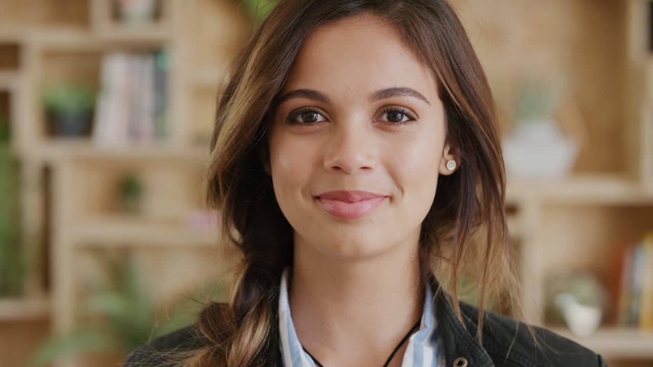 rostro de una mujer joven y de negocios