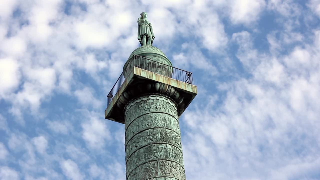 Iconica Colonna e Statua Vendôme sullo sfondo di un cielo nuvoloso a Parigi