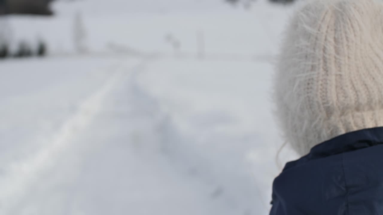 산에서 겨울에 금발을 실행