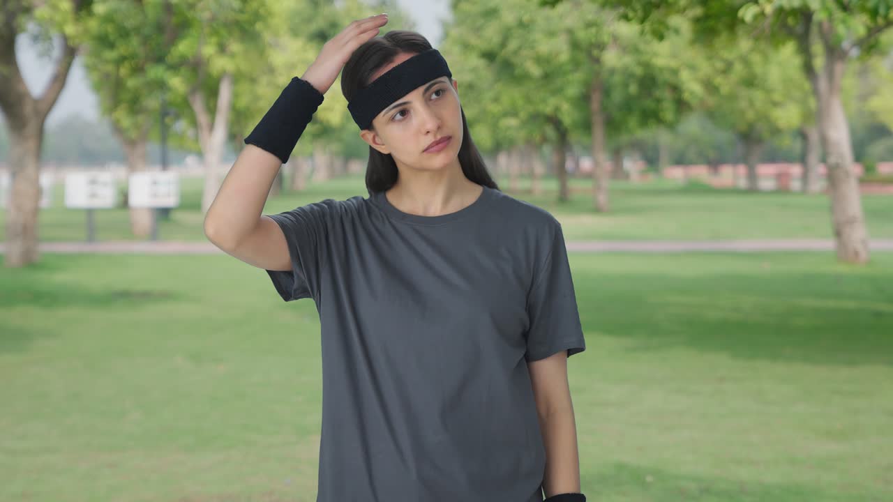 목 운동 을 하는 인도인 여자