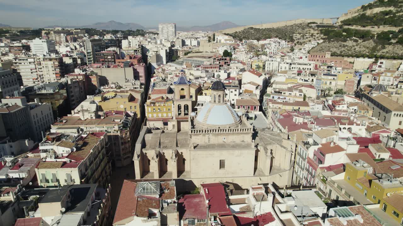 escénica catedral de san nicolás en el centro de alicante, toma aérea en órbita