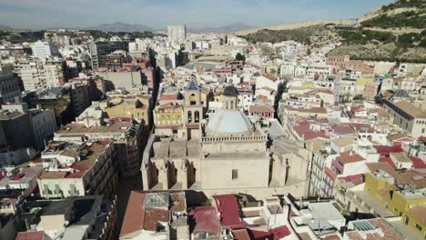 Escénica-Catedral-De-San-Nicolás-En-El-Centro-De-Alicante,-Toma-Aérea-En-órbita