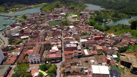 Buntes-Kolumbianisches-Lateinamerikanisches-Dorf-Und-Seen-In-Guatapé