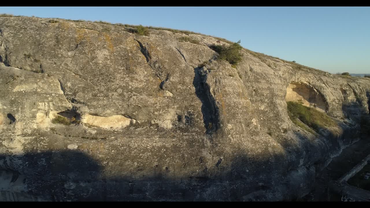 동굴 이 있는 바위 산 절벽