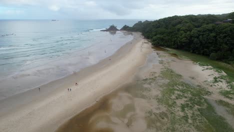 Playa-De-Arena-Del-Paso-En-Byron-Bay,-Australia---Toma-Aérea-De-Drones