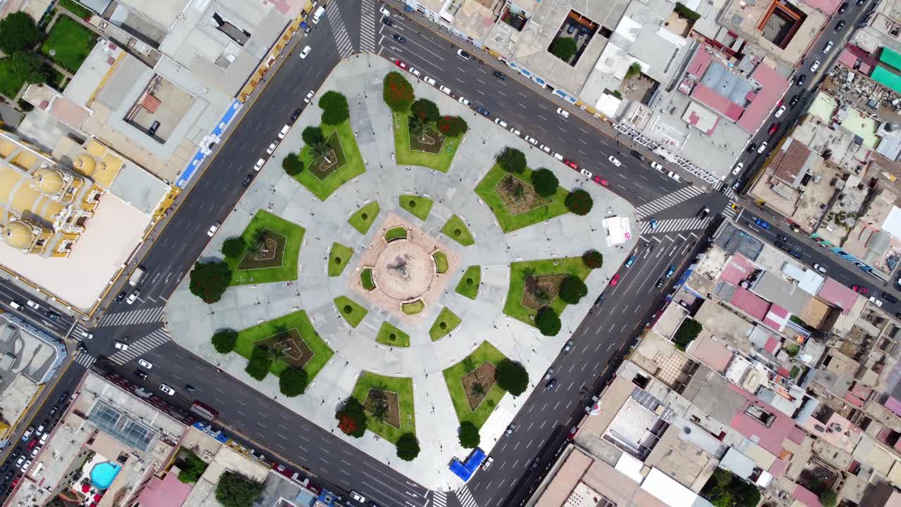Vista aerea dall'alto di una vivace piazza cittadina con traffico