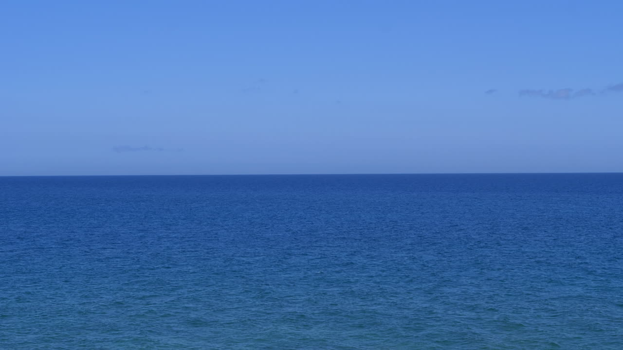美麗的平靜的藍色海和無雲的天空. 靜態