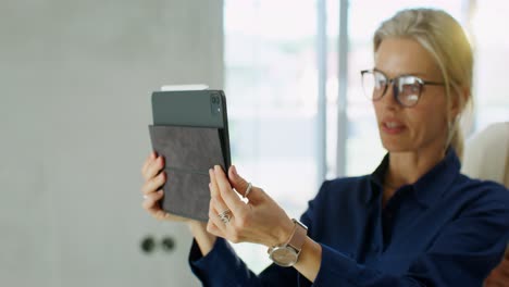 mujer haciendo una llamada de video en una tableta