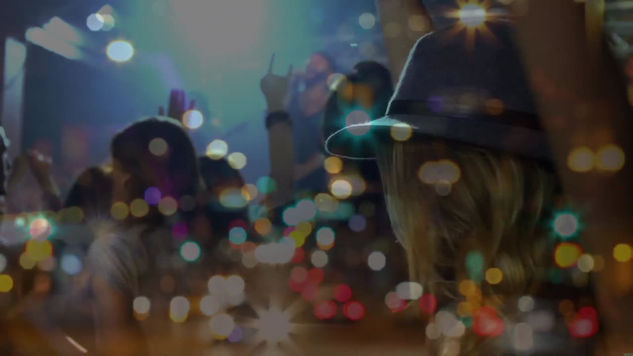 animación del tráfico de carretera borroso sobre diversas personas bailando en un concierto