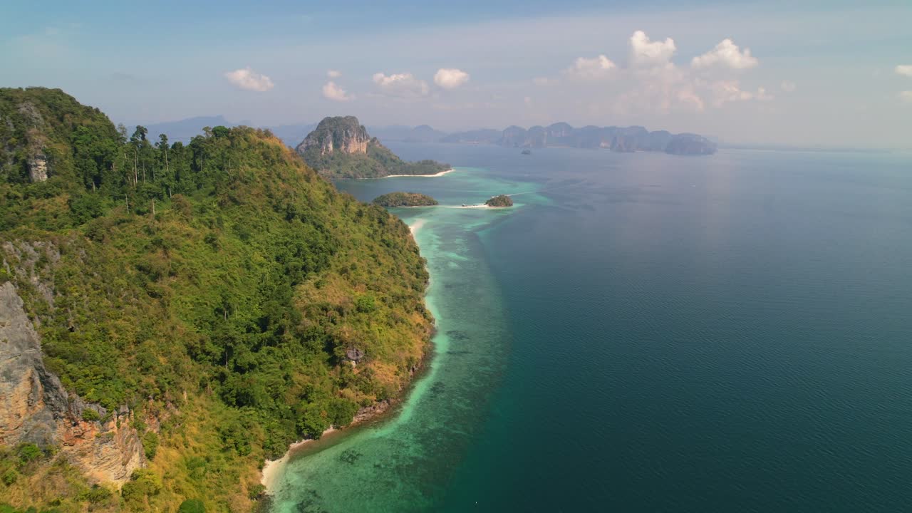 paisaje aéreo panorámico a través de la isla ko kai y ko poda en la distancia rodeado por un impresionante océano azul turquesa y exuberantes bosques verdes en un día soleado de verano en krabi tailandia