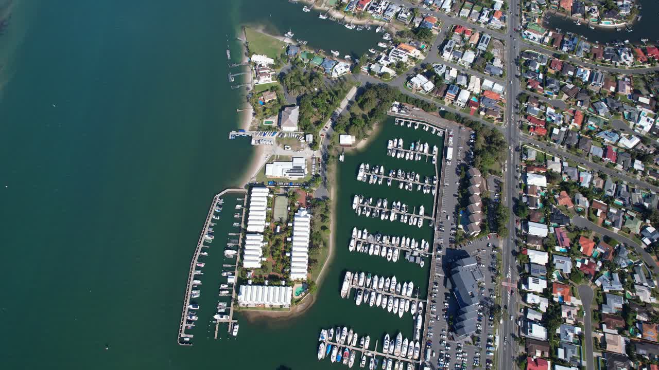 오스트레일리아 즐랜드의 홀리웰에 있는 베이뷰 스트리트 (bayview street) 에 있는 러나웨이 베이 마리나 (runaway bay marina)