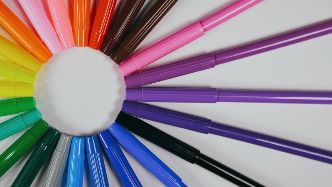 턴 테이블에 펜을 느다. 마커 스핀 회전. 회전, 패턴을 만들고, 디자인 모양 원을 만니다. 상단 뷰, 평평한 레이.