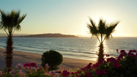 vista dorada de la puesta de sol desde tongoy con vista al océano pacífico con silueta de personas caminando en la playa dolly izquierda