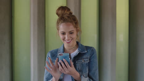 Retrato-De-Una-Joven-Estudiante-Pelirroja-Que-Usa-La-Navegación-Por-Teléfono-Inteligente