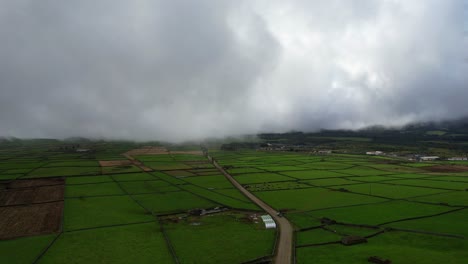 Luftaufnahme-Eines-Kleinen-Lastwagens,-Der-Die-Straße-Durch-Serra-Do-Cume-Entlang-Fährt,-Während-Wolken-Hereinrollen