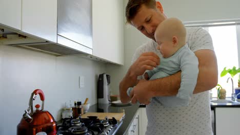 Padre-Y-Bebé-Preparando-Café-En-La-Cocina-4k