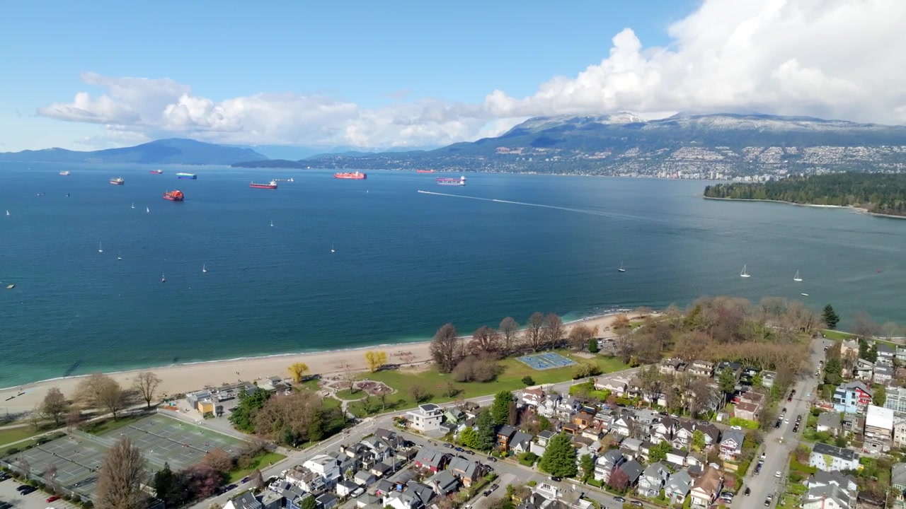 Barrio costero de Kitsilano, playa urbana y parque en Vancouver, Columbia Británica, Canadá. Toma aérea giratoria