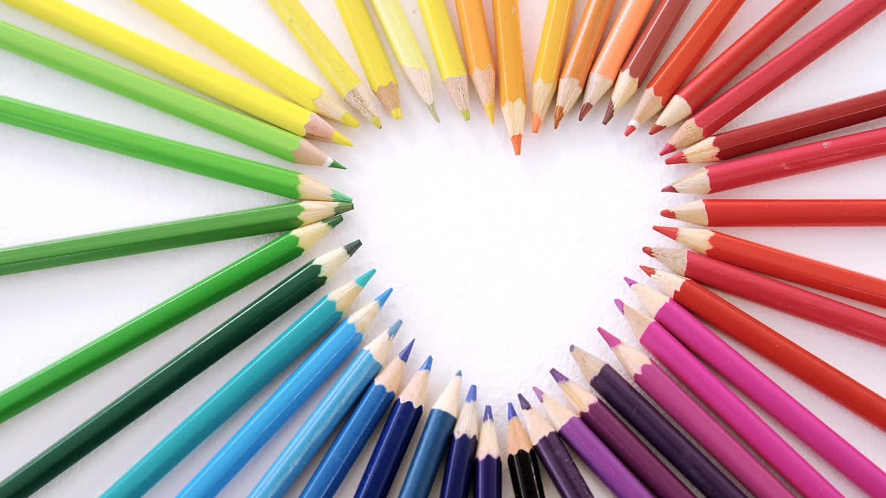 바탕 에 심장 모양 으로 배열 된 색 의 연필