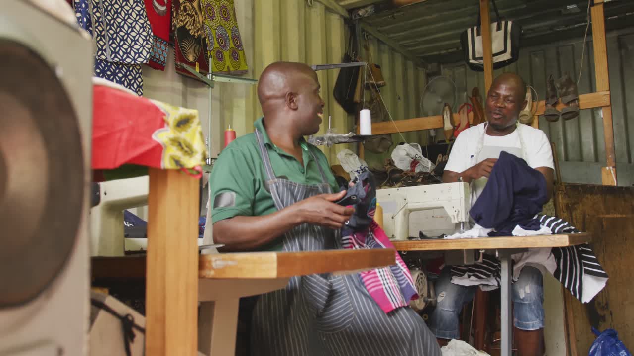 아프리카 남자 들 이 함께 바느질 하고 있다