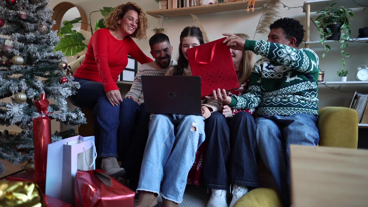Famiglia felice in videochiamata a Natale a casa
