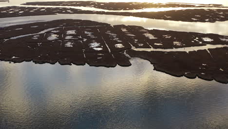 Una-Toma-Aérea-Sobre-La-Bahía-De-Baldwin-Cerca-De-Freeport,-Ny-Al-Atardecer