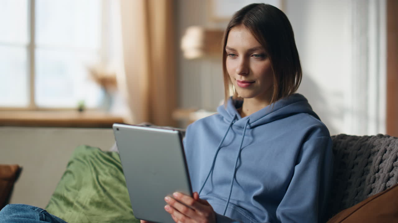mujer usando tableta en el sofá en casa